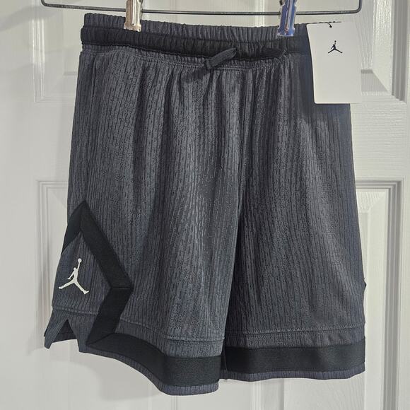 ❤️NWT❤️ Jordan Boys Black Shorts - Picture 1 of 4